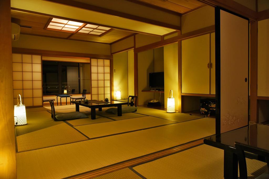 Отель Shin Kaikatei Izumi Идзу Экстерьер фото